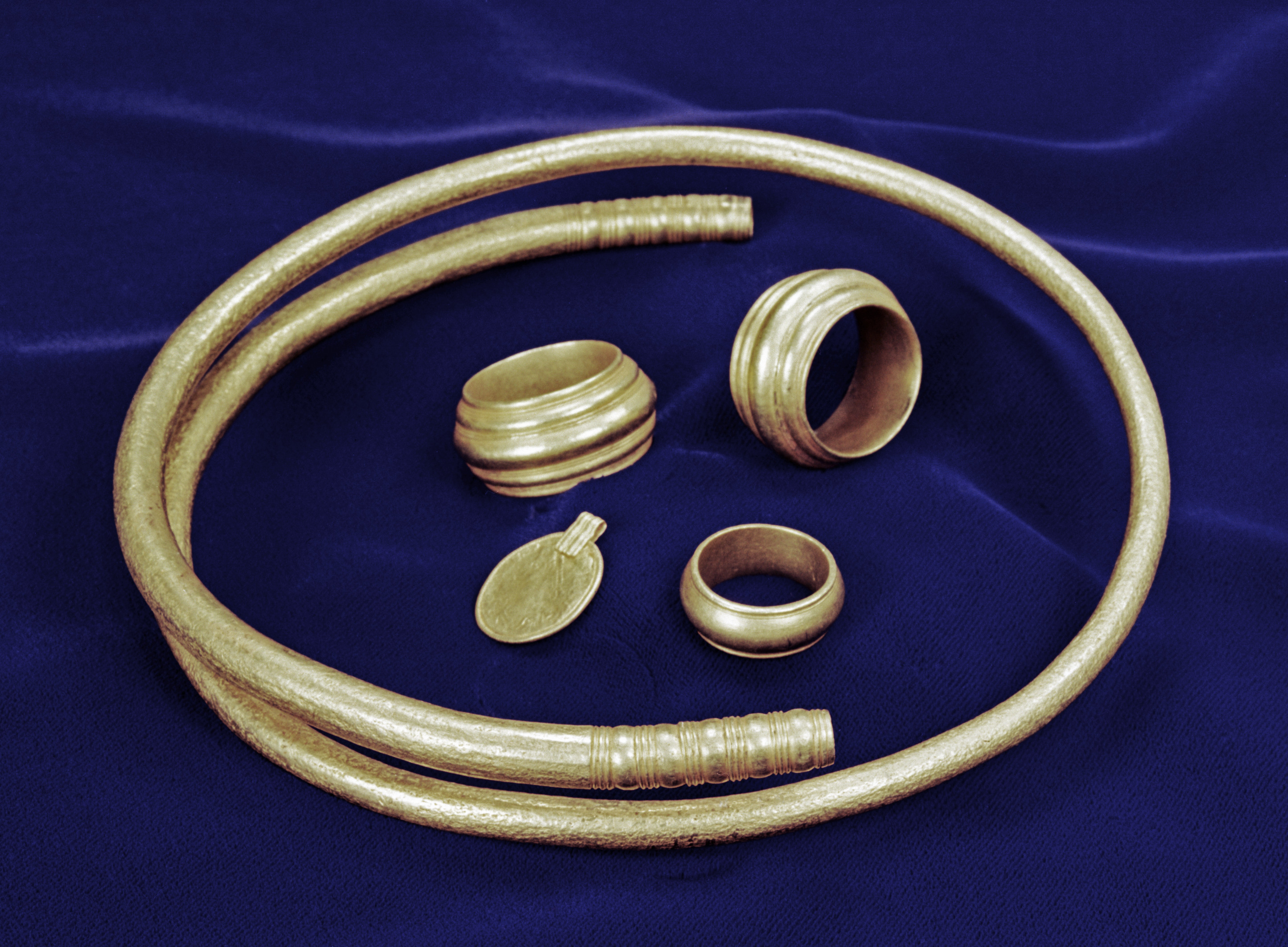 Gold treasure artifacts from Haramsskatten