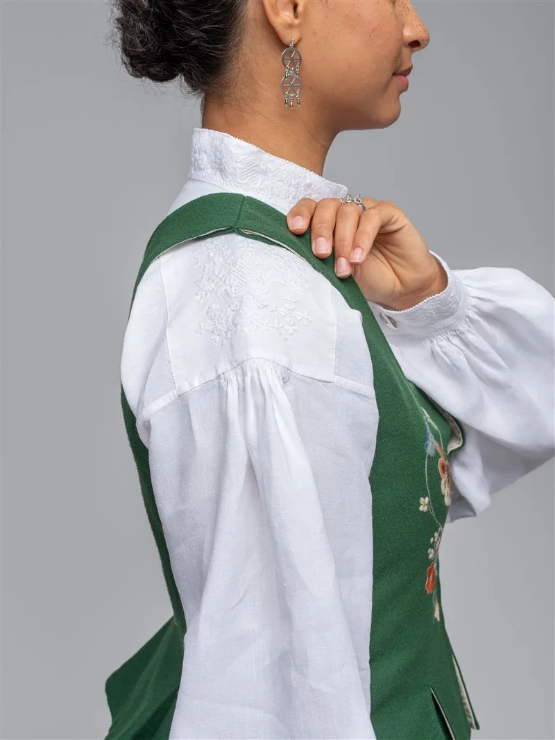 A lady in a Bolsøy Bunad in green