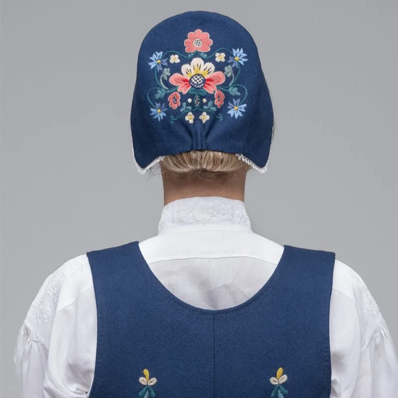 The head piece of the Bolsøy bunad with embroidered details