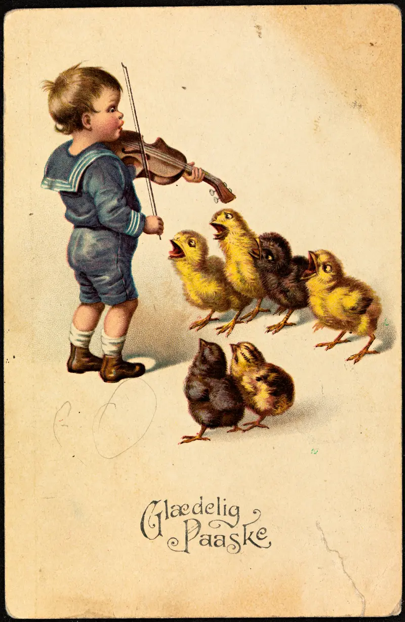 Vintage Easter card from 1922 showing a boy playing violin for a group of chicks, with the text Glædelig Paaske