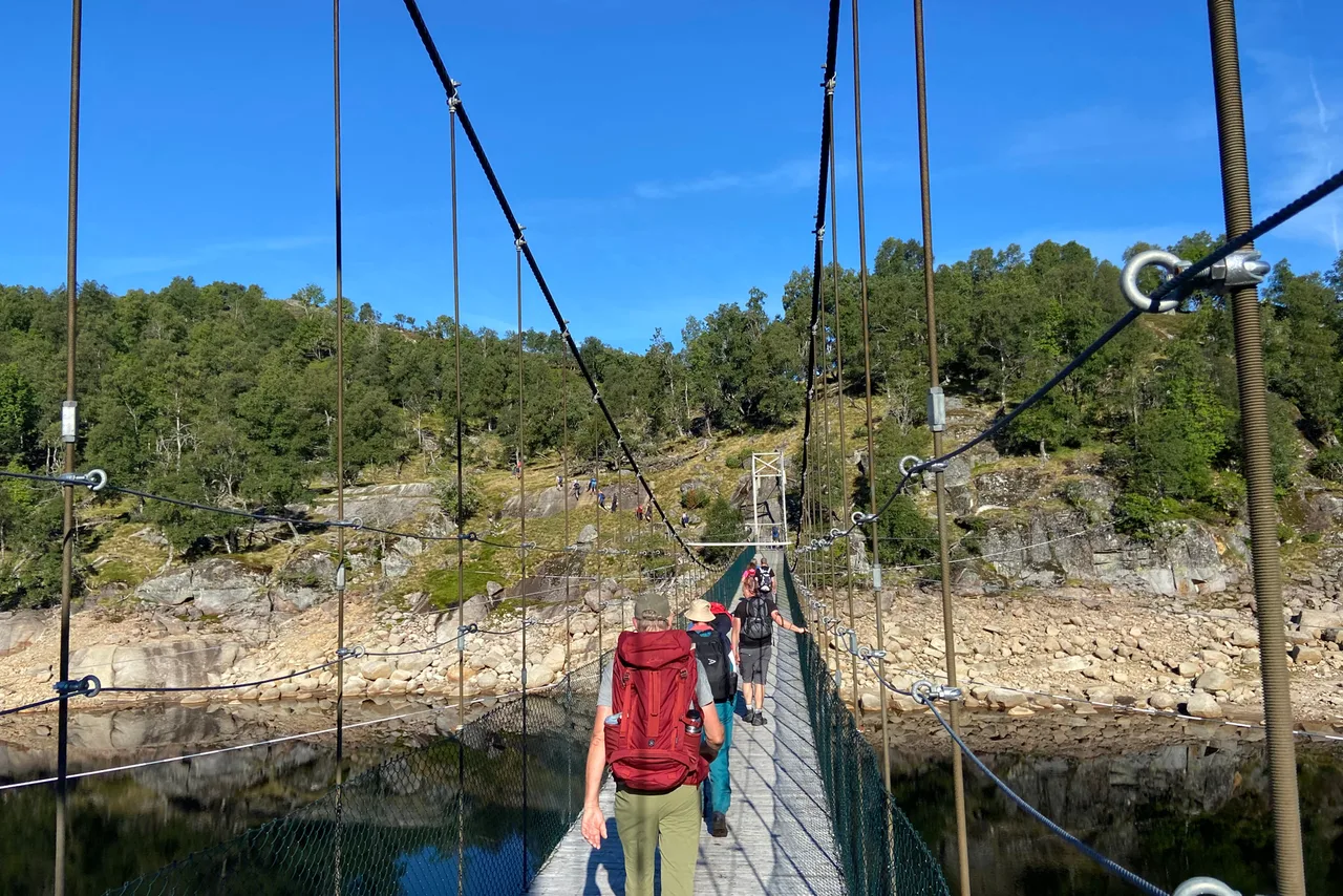 Hikers making their way along the mountain trail towards Lordehytta
