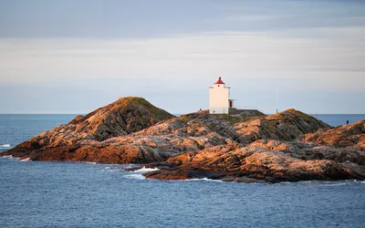 Ulla Lighthouse standing against the horizon