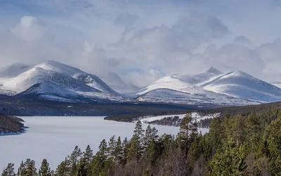 The scenic Rondanevegen route through blue mountains