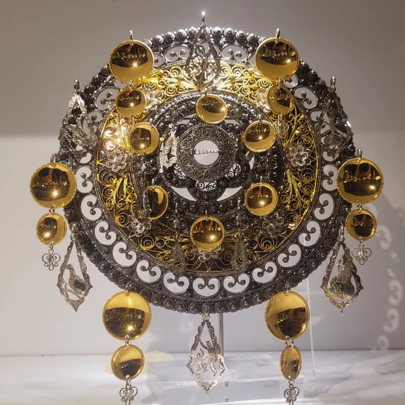 A large gilded sølje brooch with gold-dipped hanging discs and intricate filigree scrollwork
