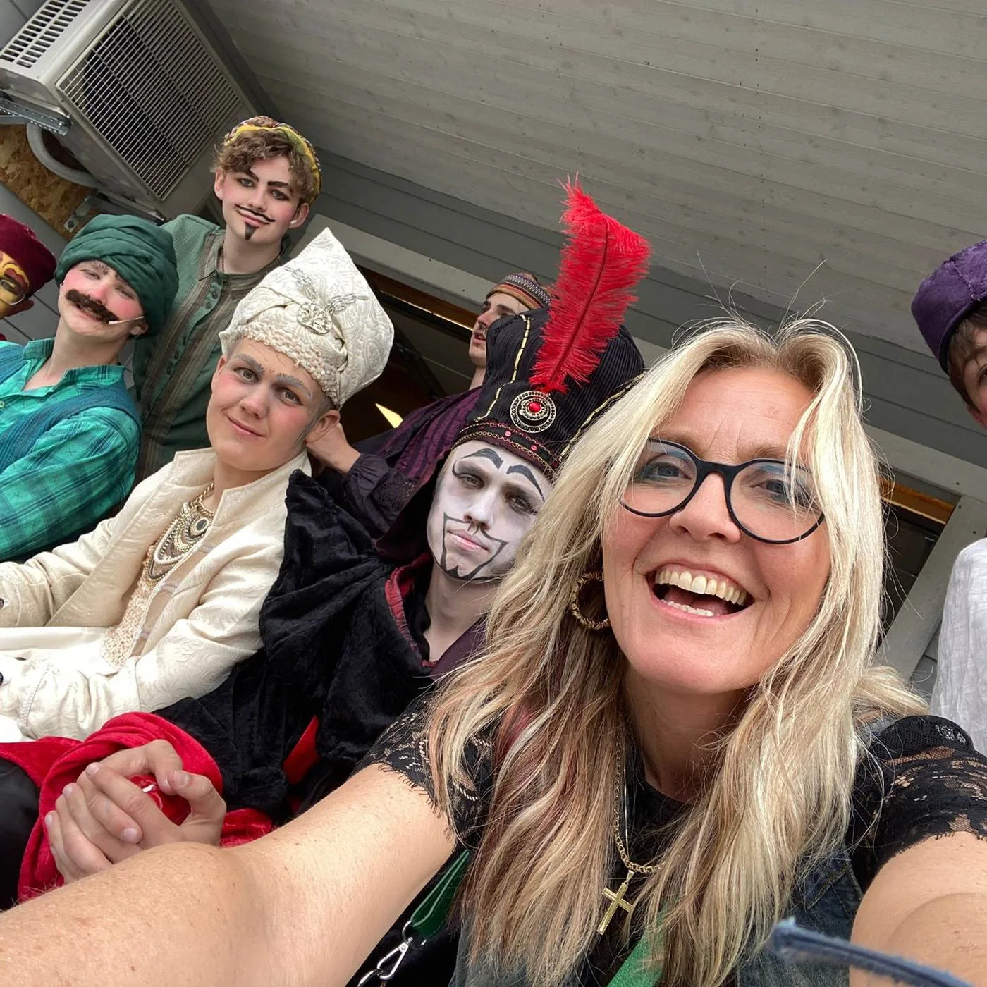 Linda Nogva Vedeld together with her theater crew on Flemsøya/Skuløya