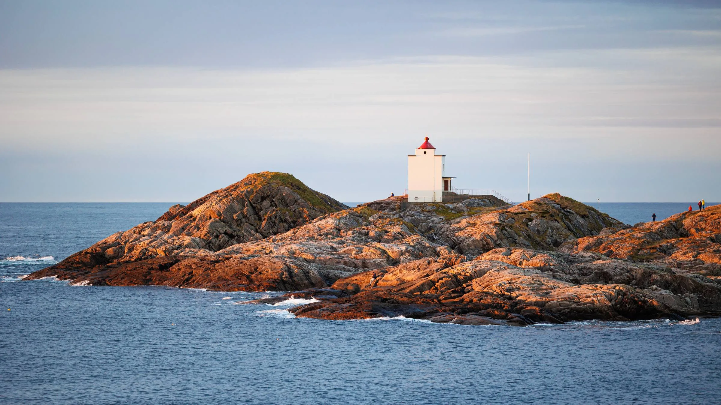 Ulla Lighthouse standing on Kvernholmen, western Haramsøya, against the open sea and dramatic sky