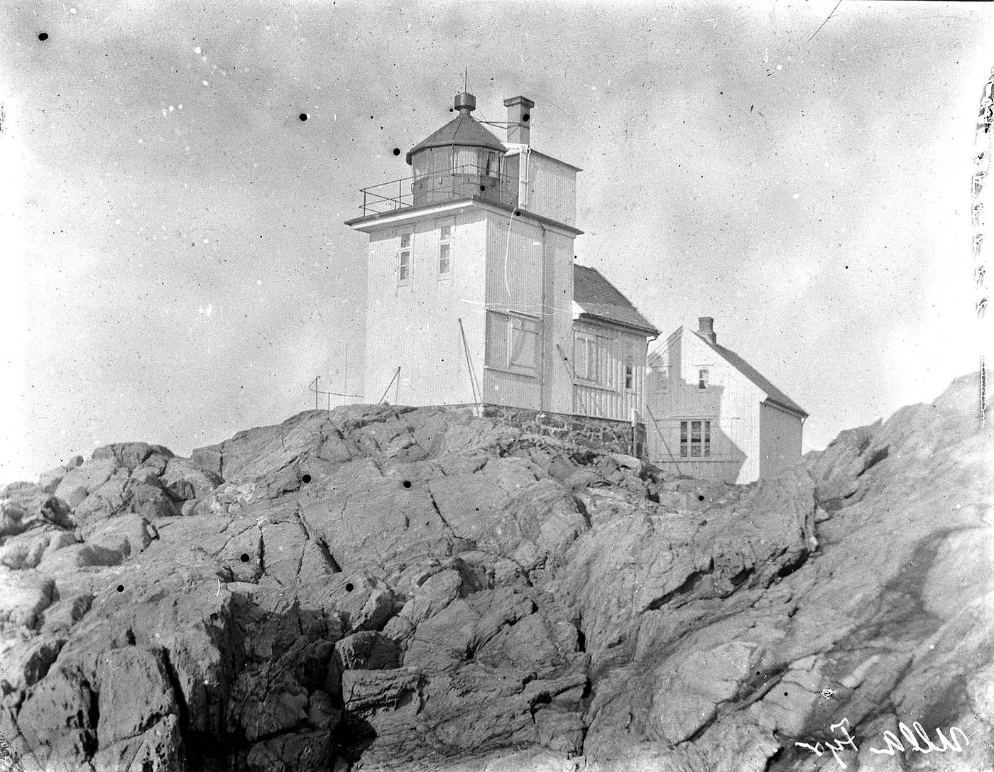 Black and white photograph of Ulla Lighthouse between 1890 and 1900, showing the original station buildings on Kvernholmen