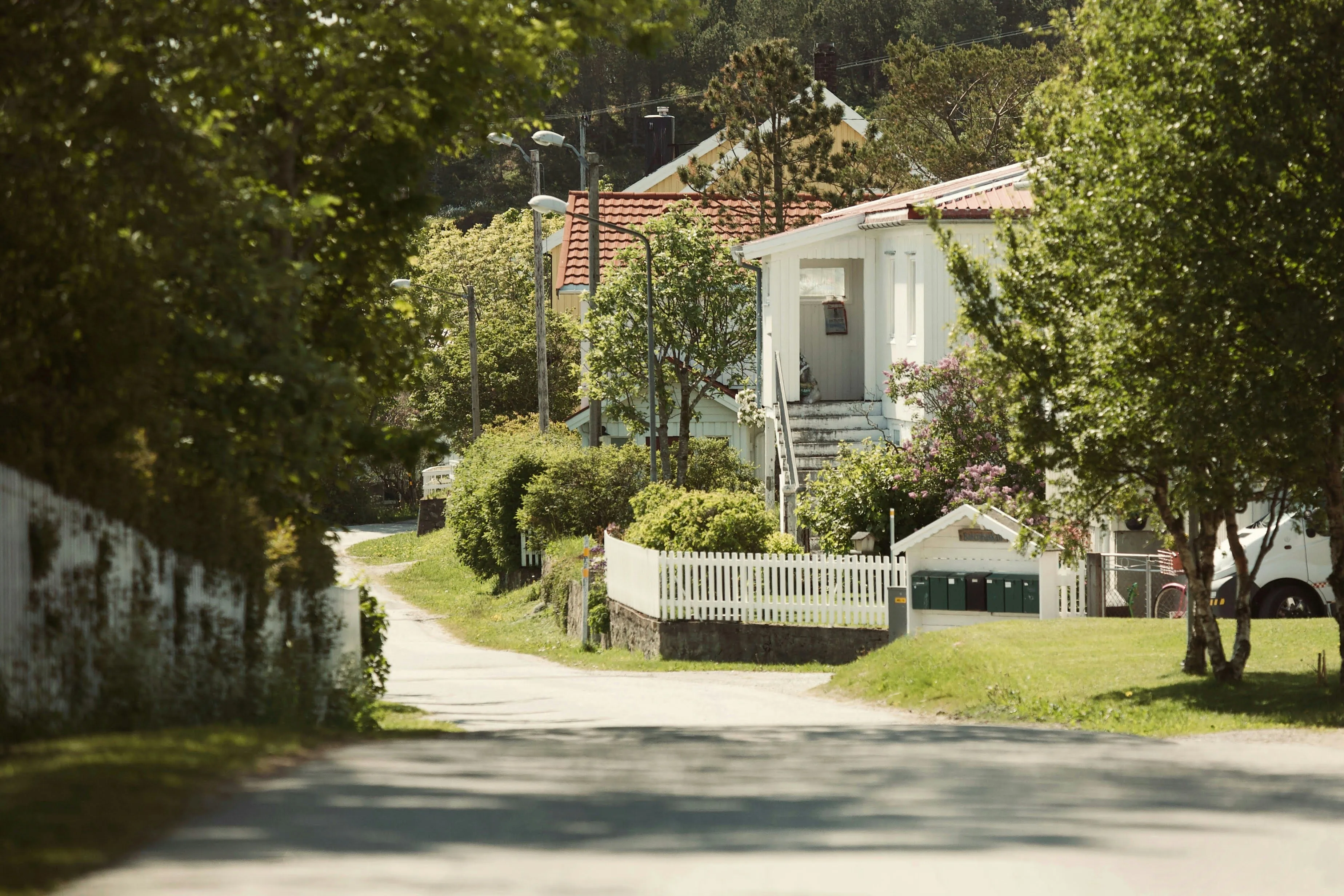 White house with picket fence in Abelvær