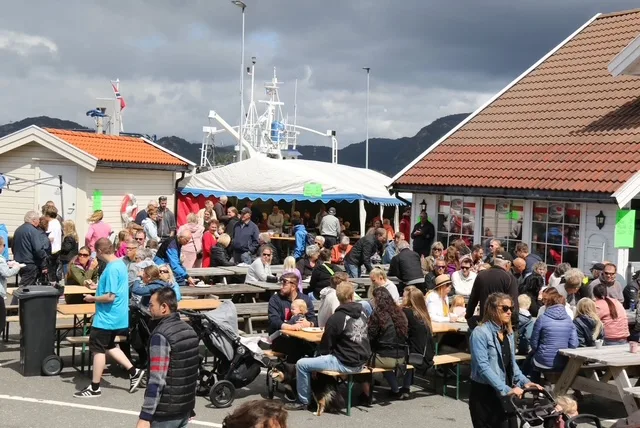 Crowds gathering on Andabeløy during Øynadagen