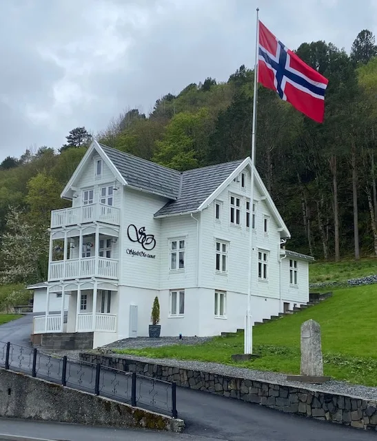 SkjeltOle-tunet restored Swiss-style villa in Brattvåg