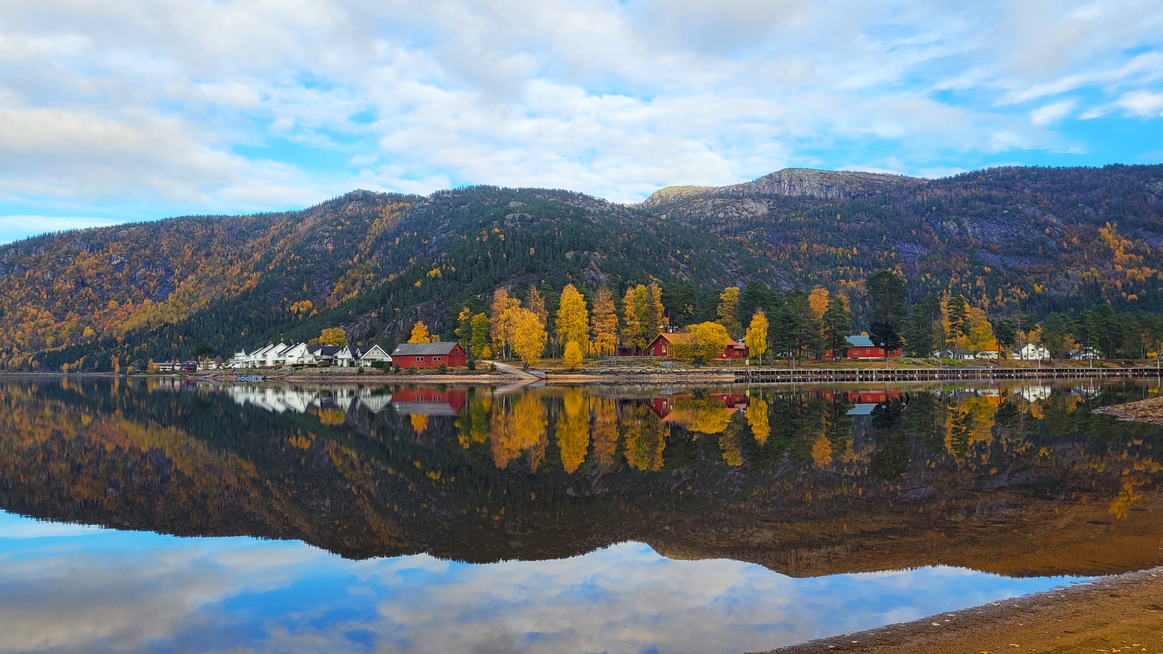 Byglandsfjord village by the crystal-clear lake Byglandsfjorden in Setesdal