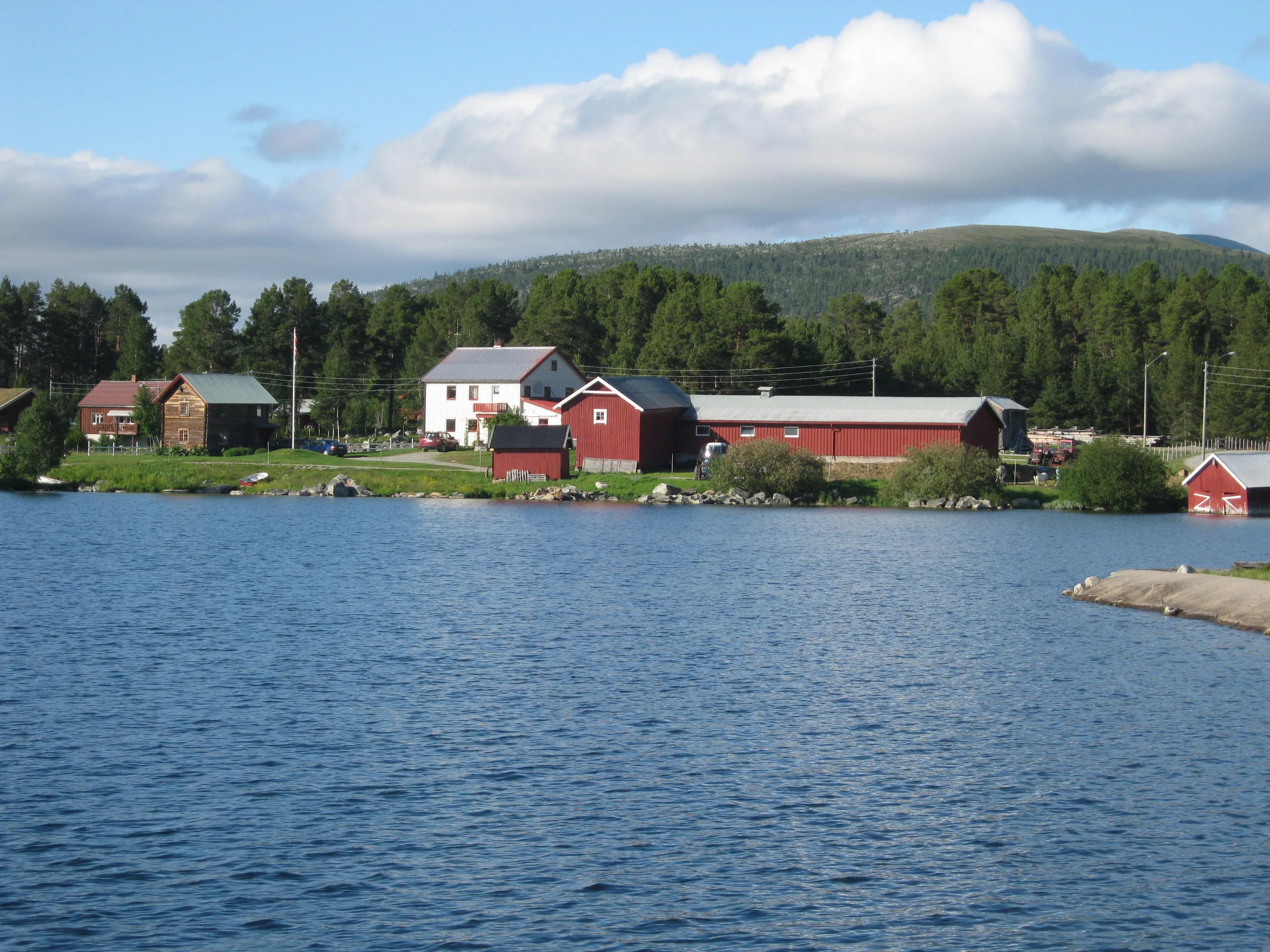 Elgå village houses with mountain backdrop