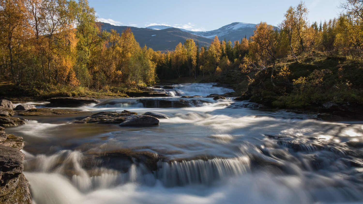 Fossbakken mountain village by the Spanselva river in Northern Norway