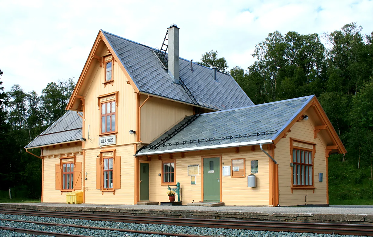 Glåmos station building