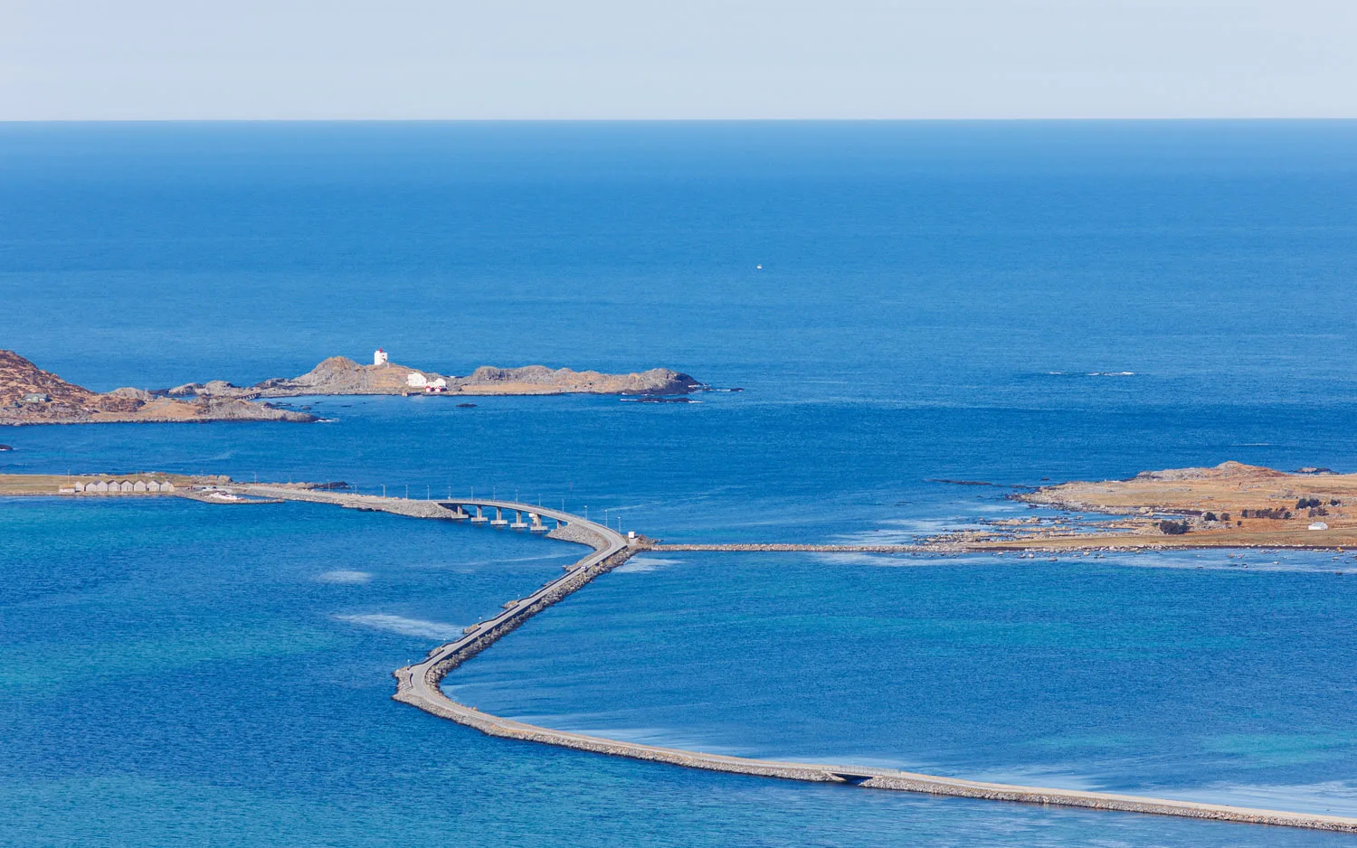 Several bridges that meet on the Nordøyane