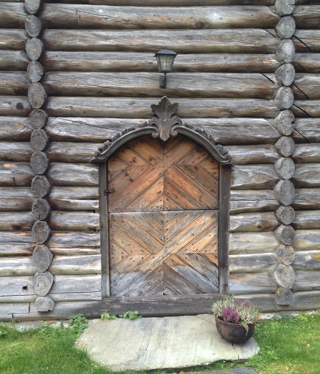 Carved wooden door at Søre Harildstad in Heidal