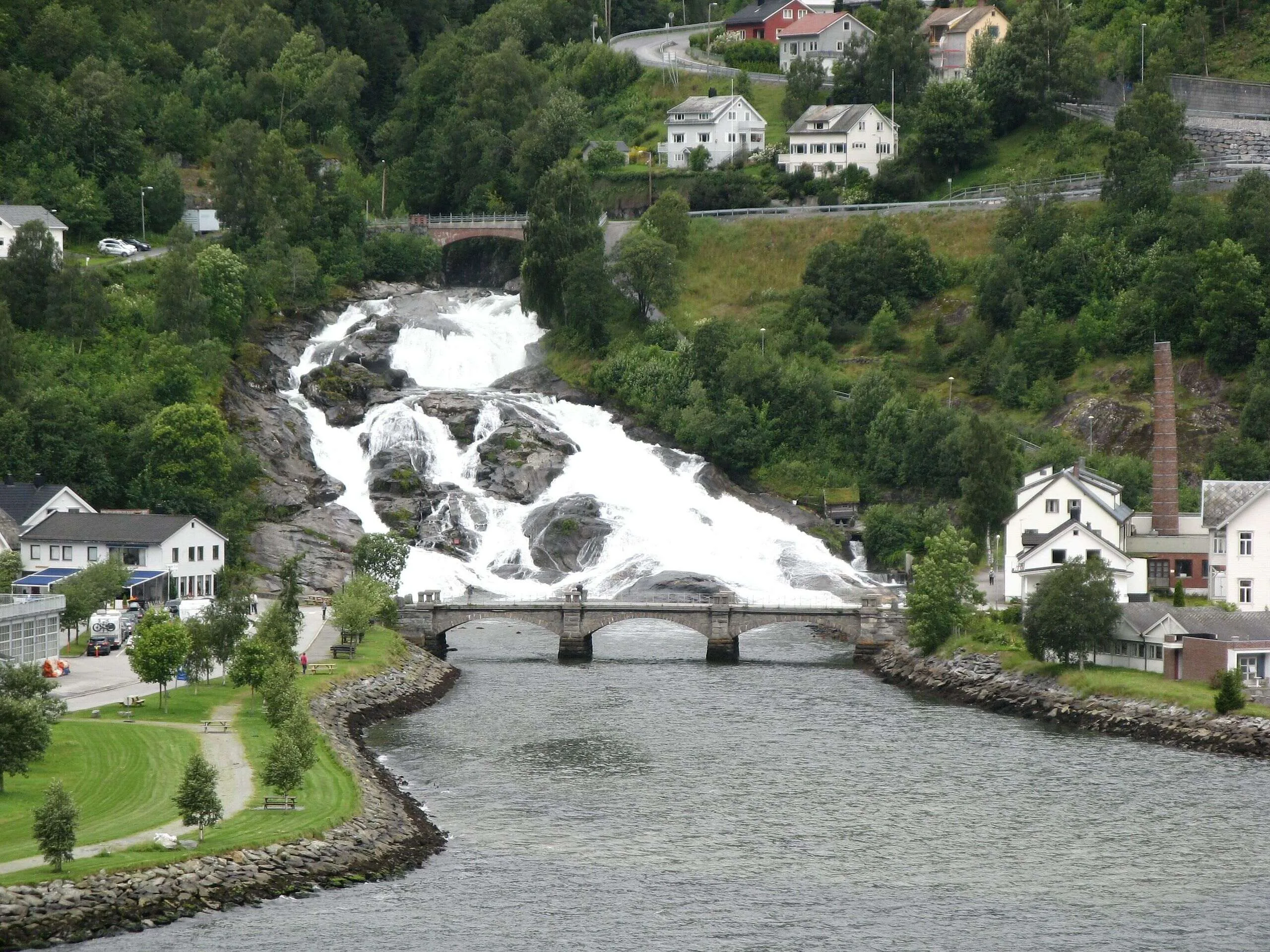 Hellesyltfossen waterfall running through the village