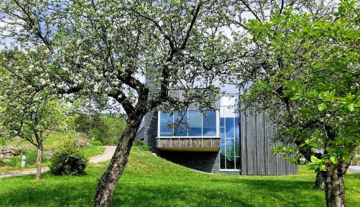 Minne Kultursenter in Kyrkjebygd surrounded by greenery