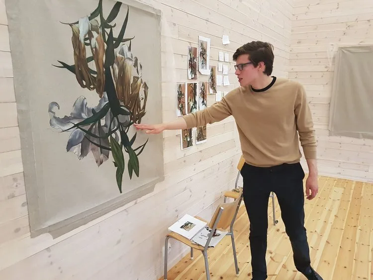 A painter showing his painting at Leveld Kunstnartun