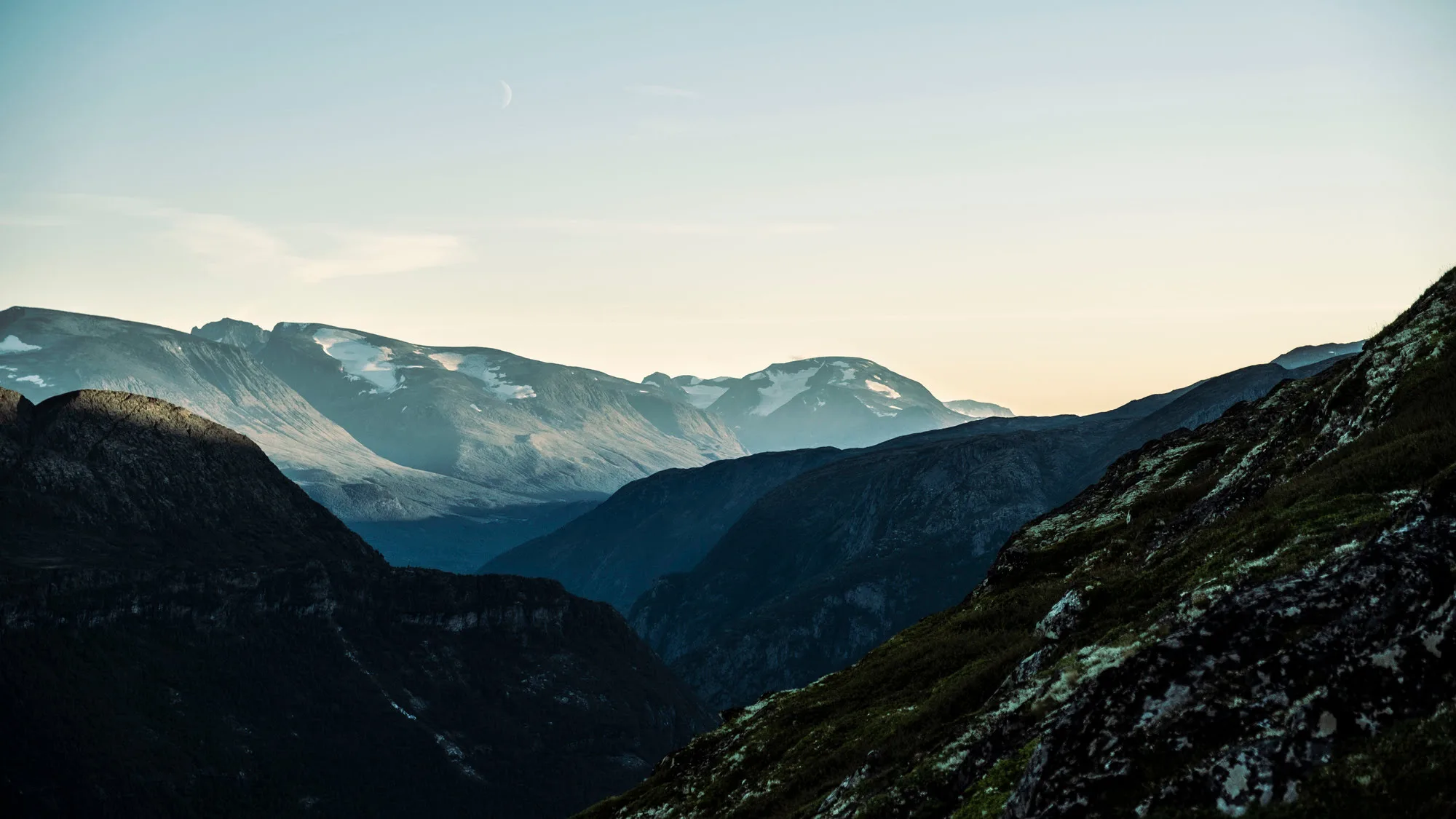 Snowy winter landscape in Lom with mountains and traditional buildings