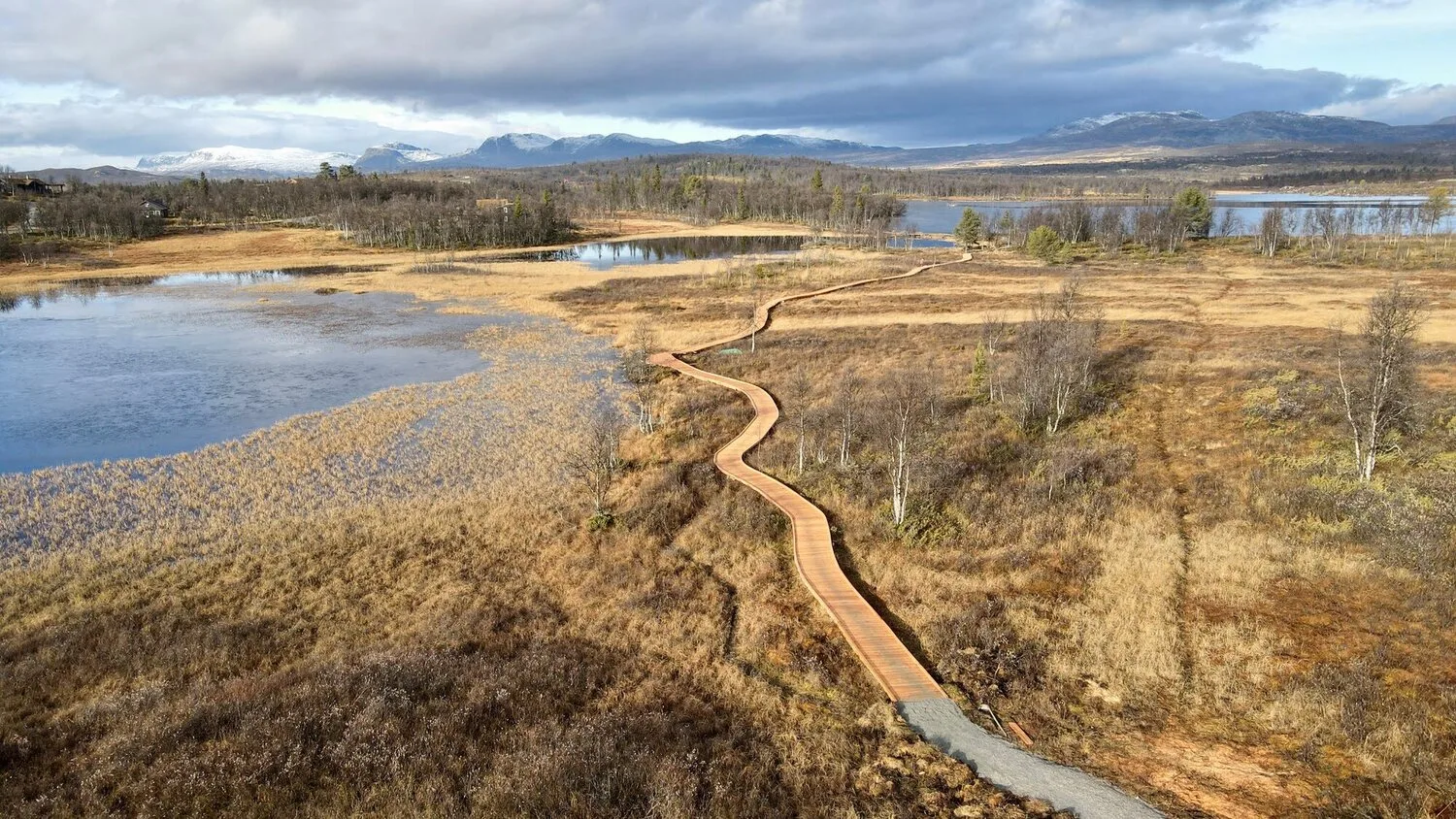 A trail by the water in Torpo
