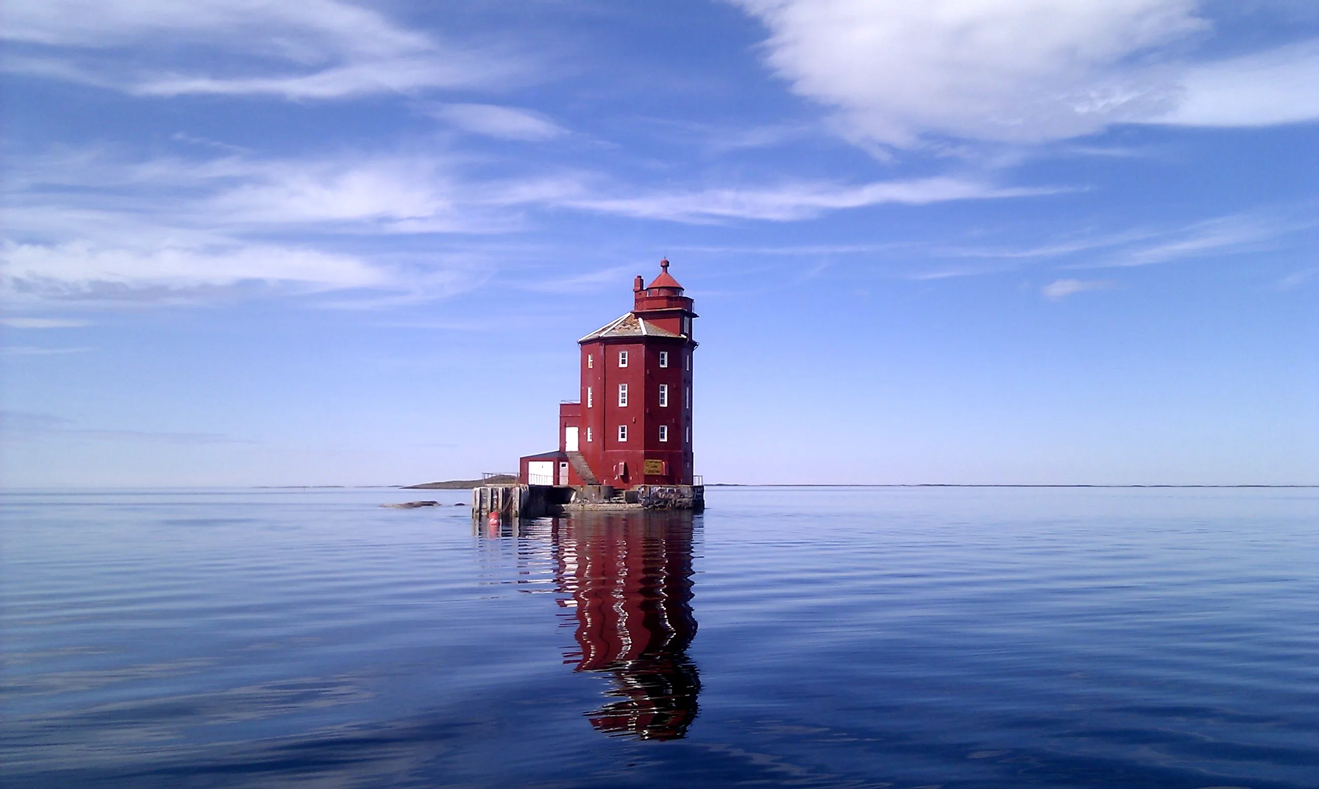 Kjeungskjær lighthouse off the coast near Uthaug